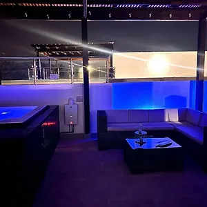 Apartment Outstanding Pent House W/jacuzzi, Santiago De Los Caballeros